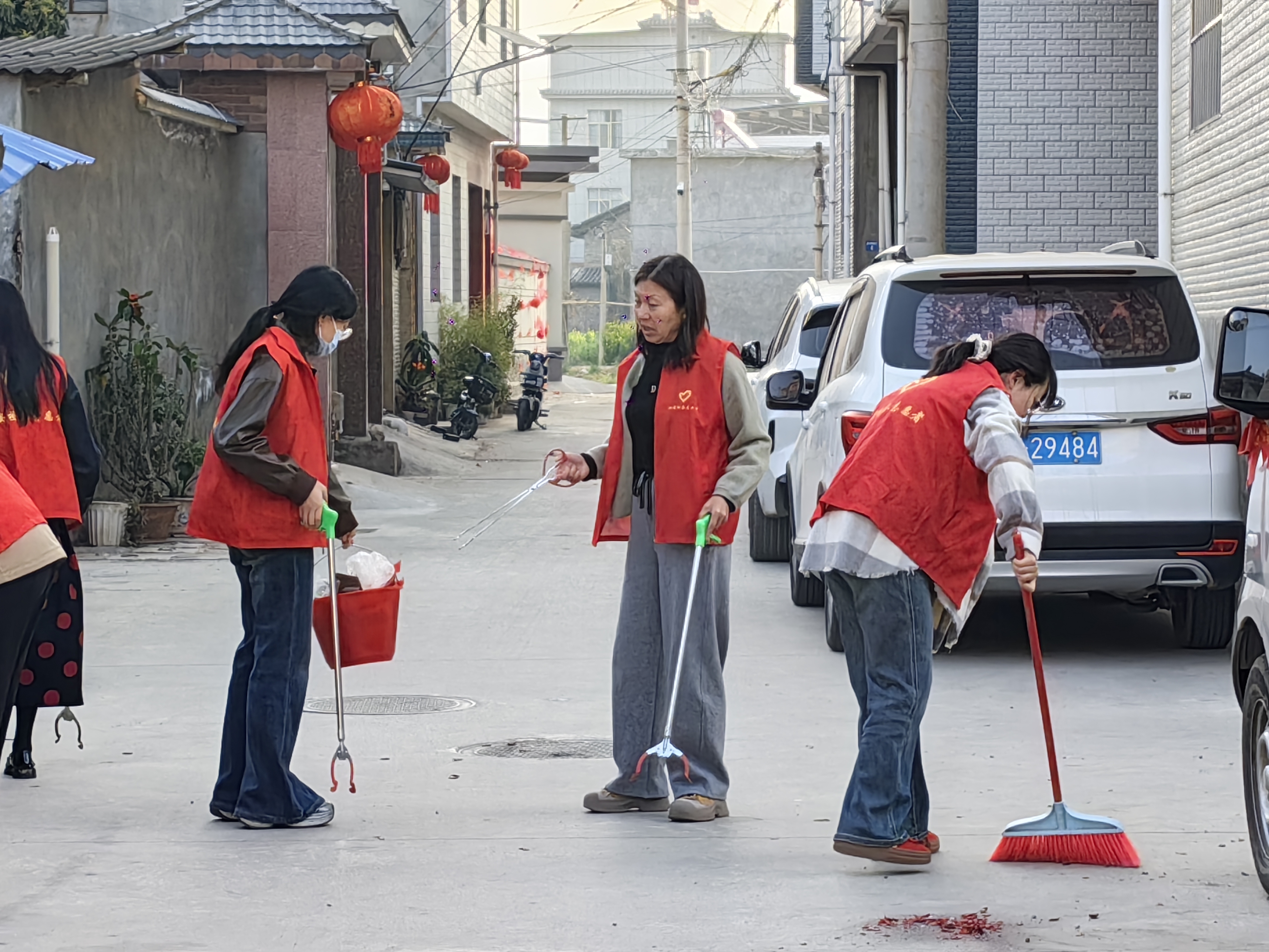 【姚检•动态】青春践行雷锋志 洁净家园我先行